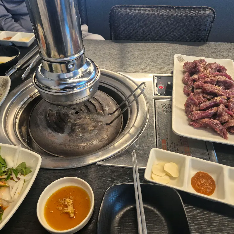 푸짐하게 차려진 갈비살 한 상