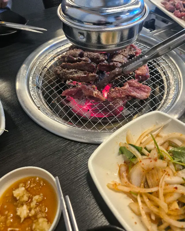 숯불 위에서 맛있게 익어가는 갈비살