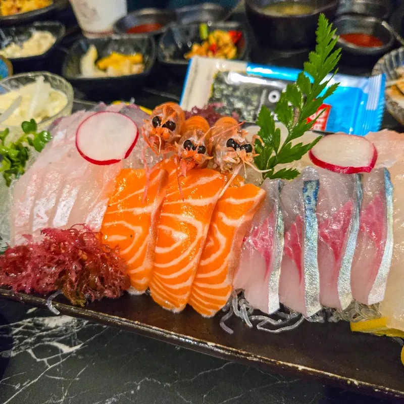 모루쿠다 회와 곁들임 메뉴