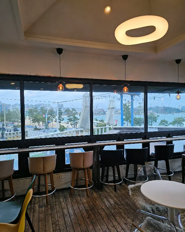 창가 좌석에서 바라본 바다 풍경