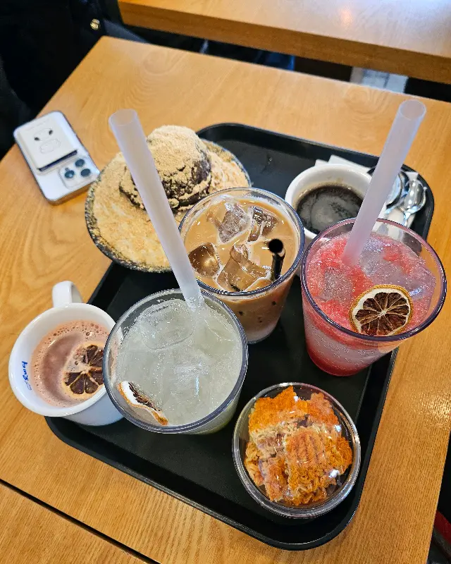 다양한 음료와 디저트가 놓인 쟁반