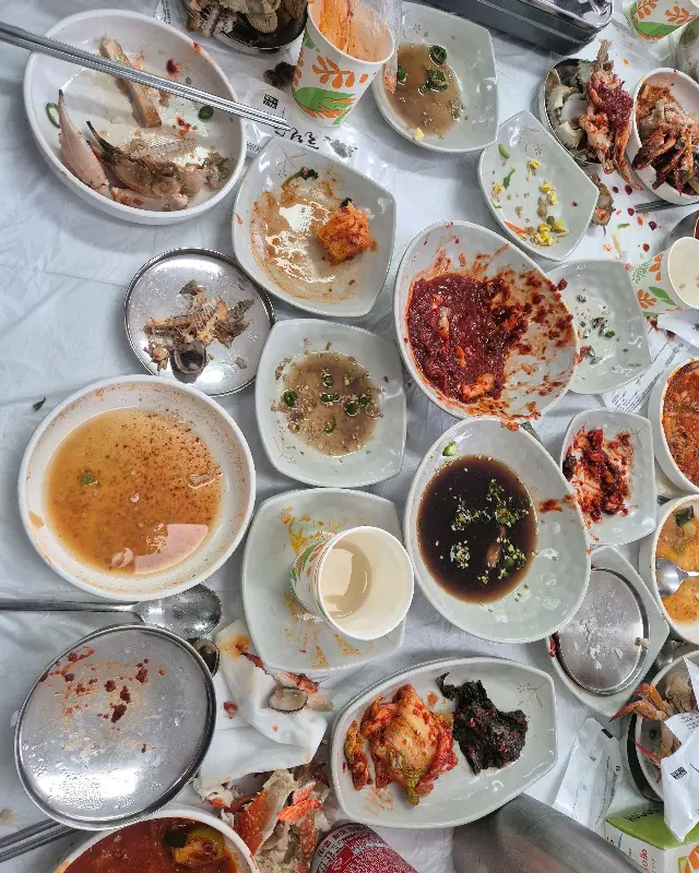 식사를 마친 후 빈 그릇들이 쌓여있는 테이블