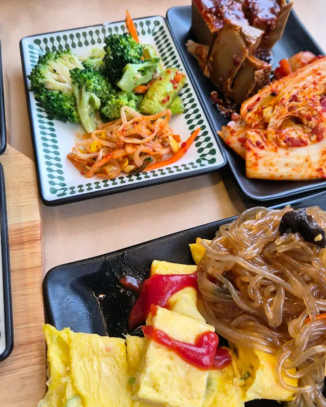 정갈하게 담겨 있는 밑반찬들