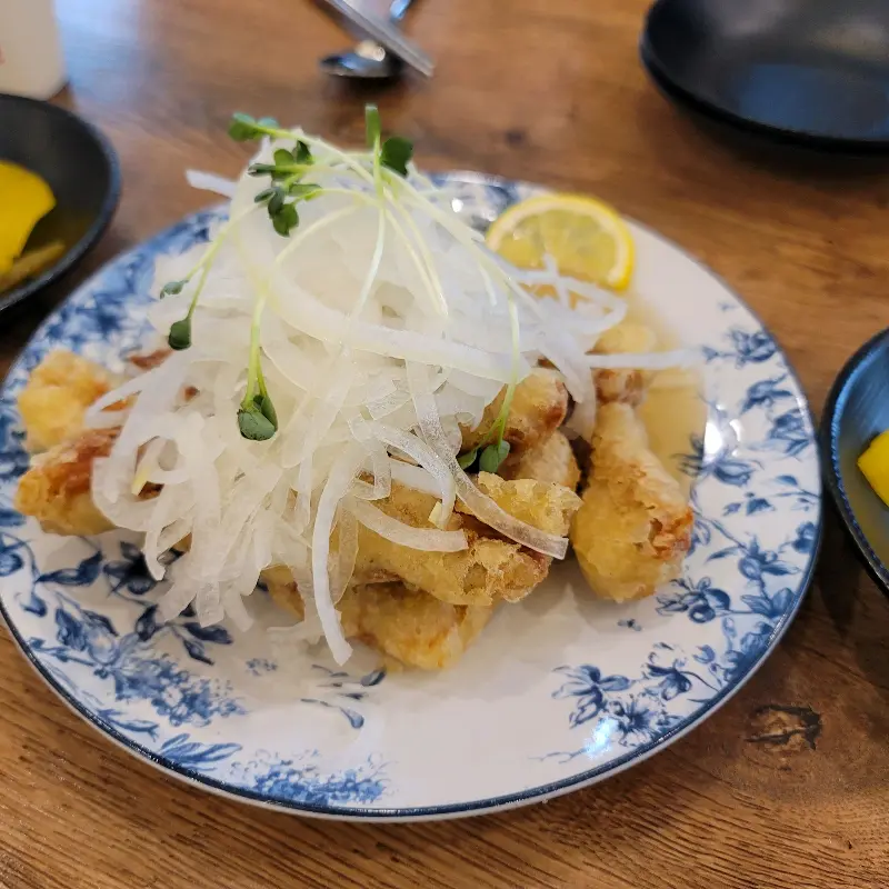 탕수육 위에 올려진 양파와 레몬 조각