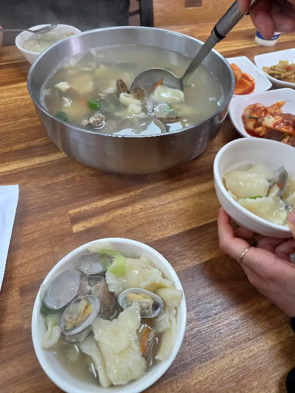 백합죽을 덜어먹는 모습