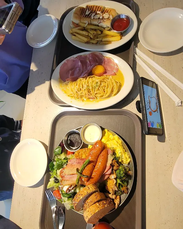 테이블 위에 놓인 다양한 메뉴들