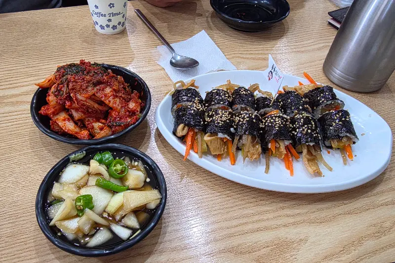 김치와 양파장아찌, 김밥