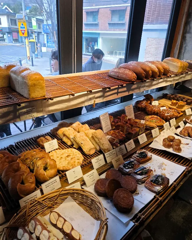 다양한 빵 종류가 진열된 밀곳간 내부