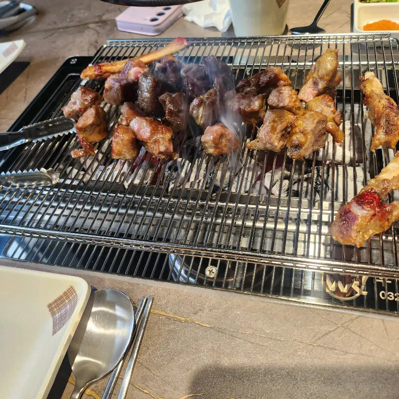 숯불 위에서 맛있게 익어가는 양갈비