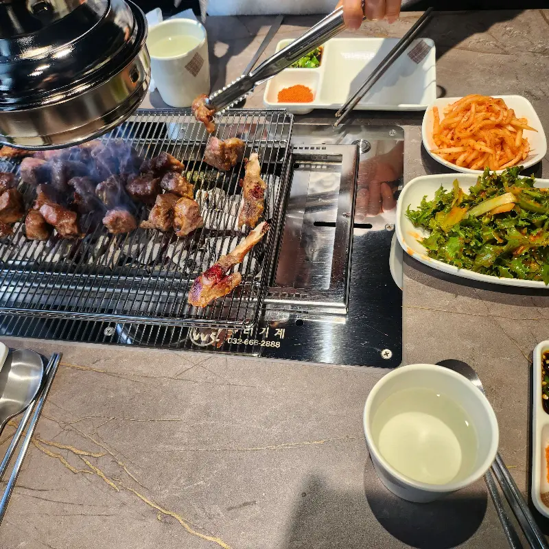 숯불 위에서 맛있게 익어가는 양꼬치와 양갈비