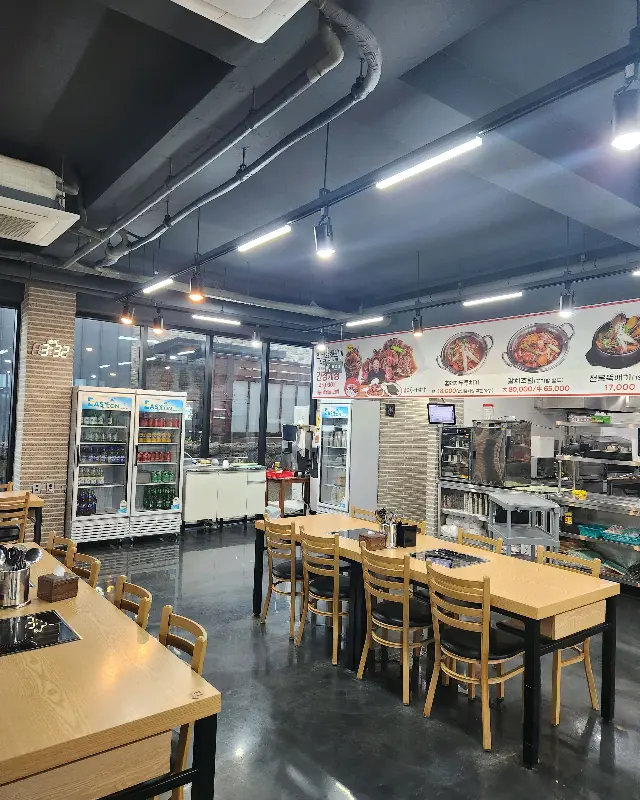 깔끔하고 넓은 홀