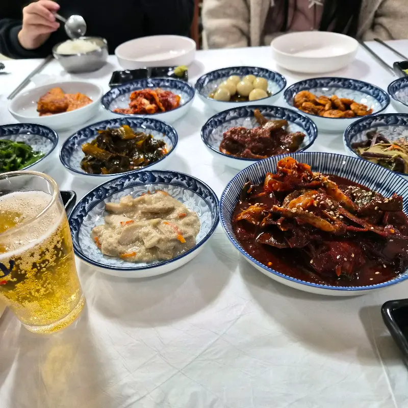 푸짐하게 차려진 한 상 차림