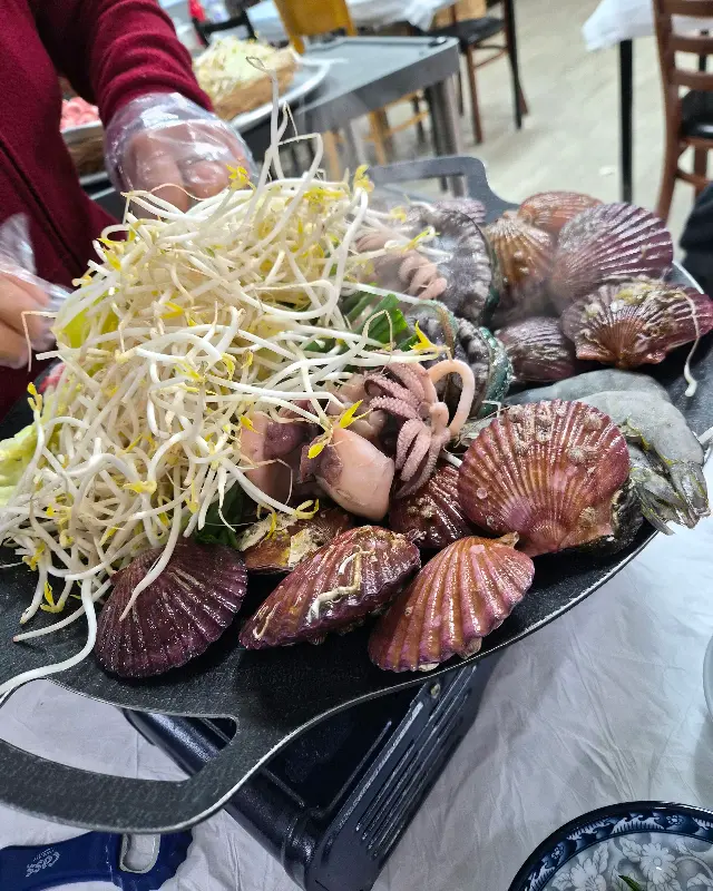 신선한 조개찜의 푸짐한 모습