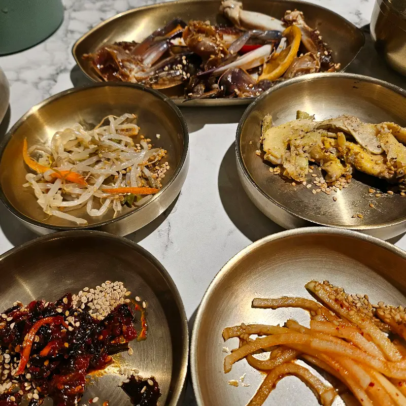 운암회관의 다채로운 밑반찬