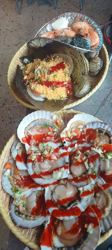 푸짐하게 차려진 조개구이 한 상 차림