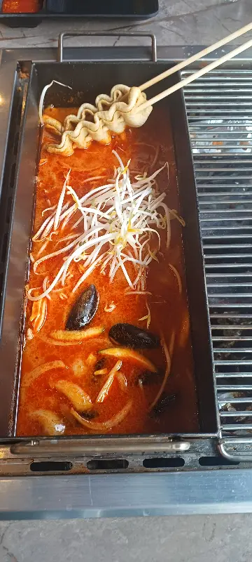 얼큰하고 시원한 국물이 일품인 해물 짬뽕탕