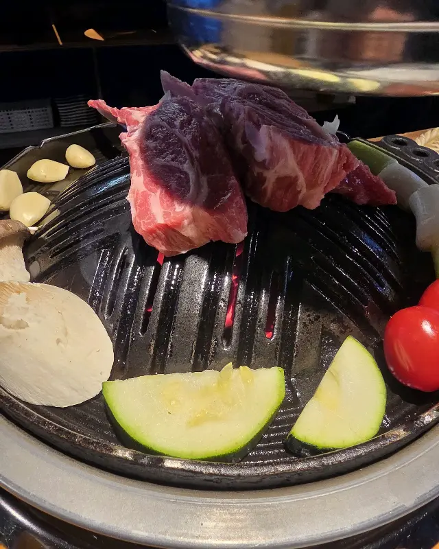 숯불 위에 올려진 양갈비와 채소