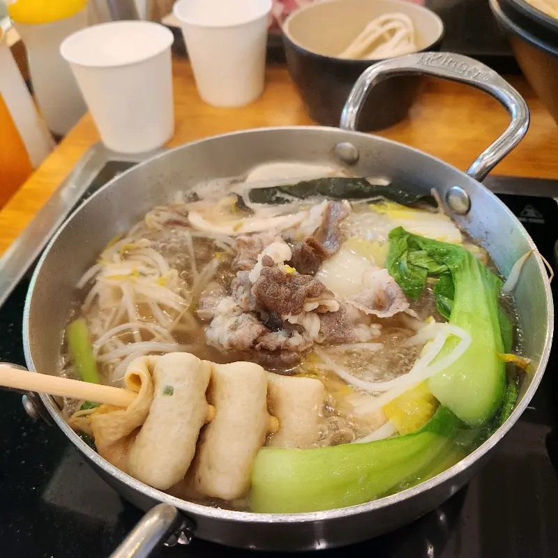 푸짐하게 끓여진 샤브샤브