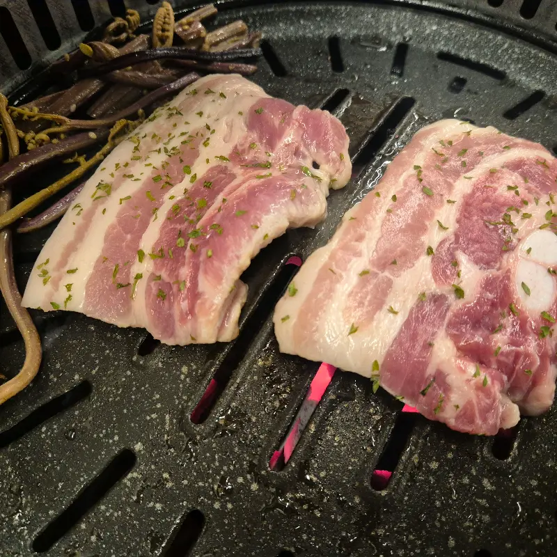 불판 위에서 익어가는 삼겹살