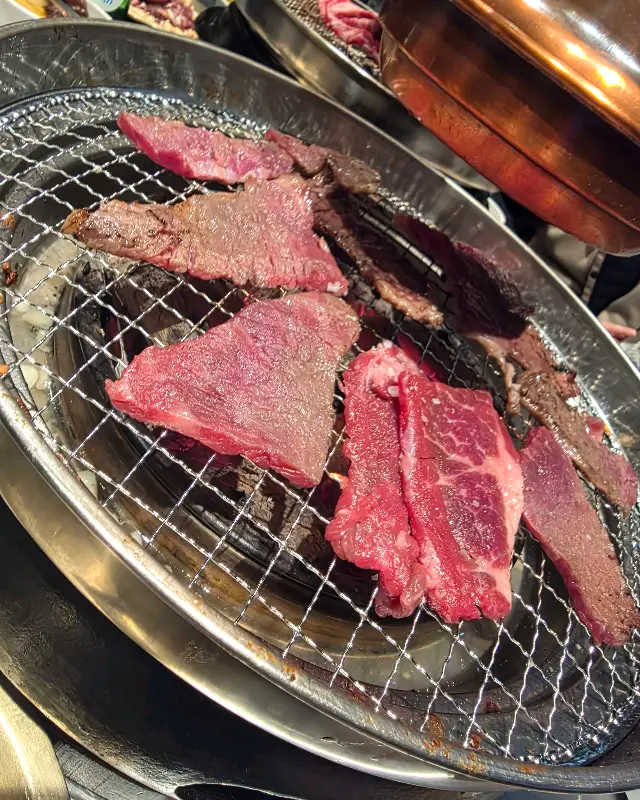 숯불 위에서 맛있게 익어가는 고기