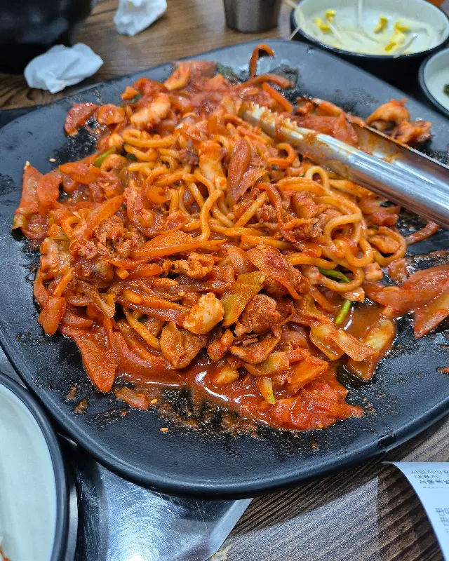 중화면과 함께 비벼먹는 낙지볶음