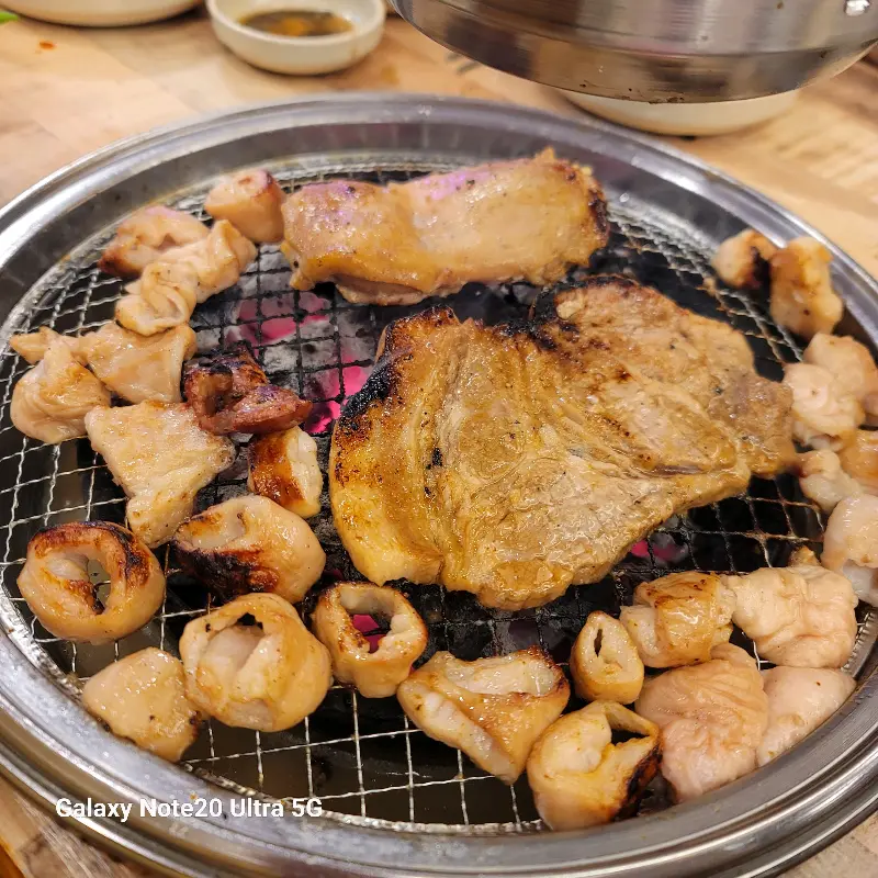 숯불 위에 올려진 막창과 돼지갈비