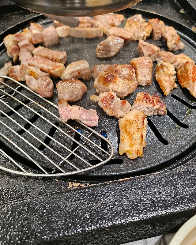 불판 위에서 맛있게 구워지는 삼겹살