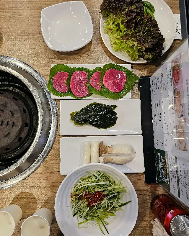 깔끔하게 정돈된 테이블 세팅