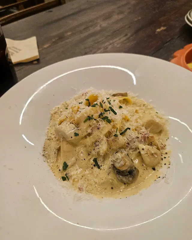 부드러운 크림소스와 버섯의 풍미가 가득한 파스타