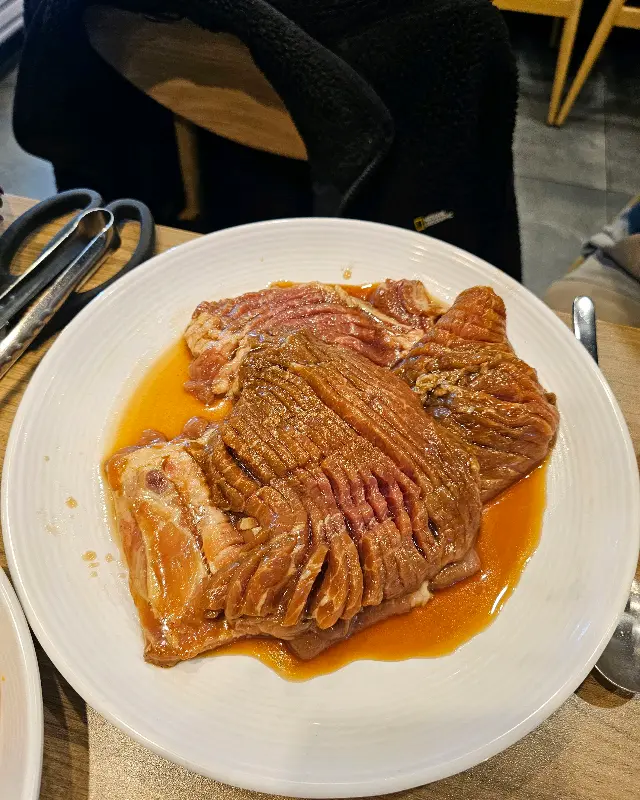 접시에 담긴 양념갈비의 모습