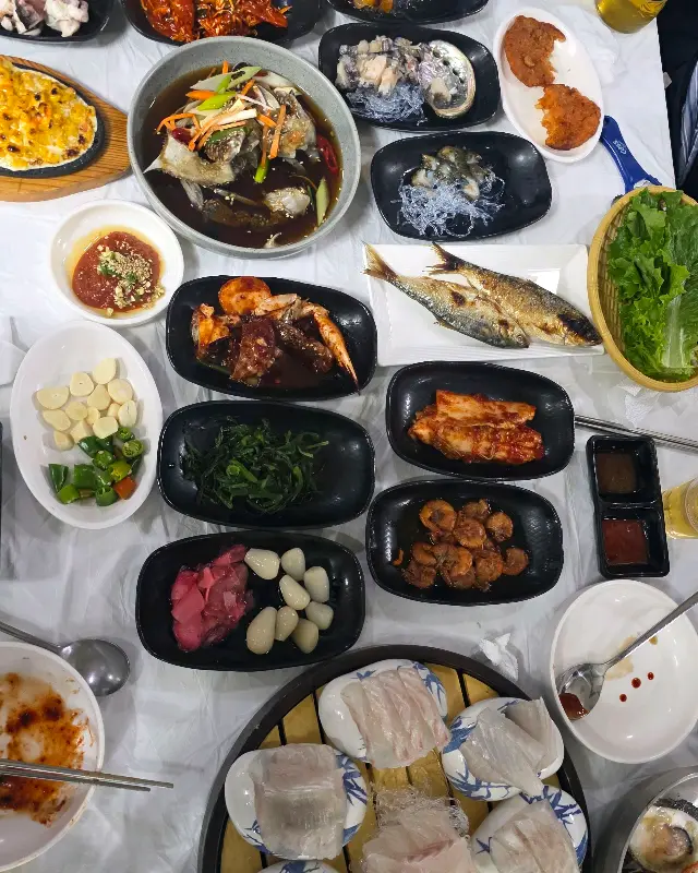 푸짐한 한 상 가득 차려진 음식들