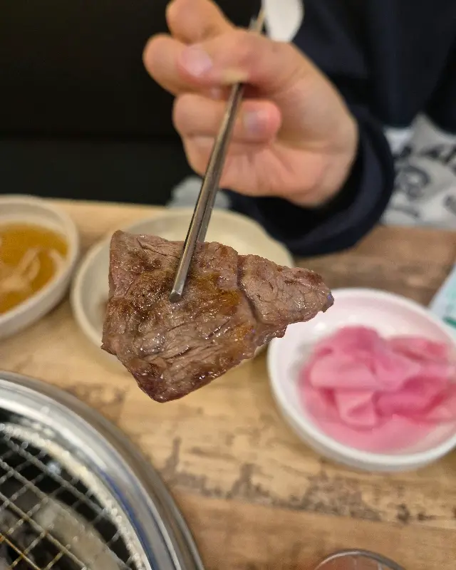 잘 구워진 토시살 한 점