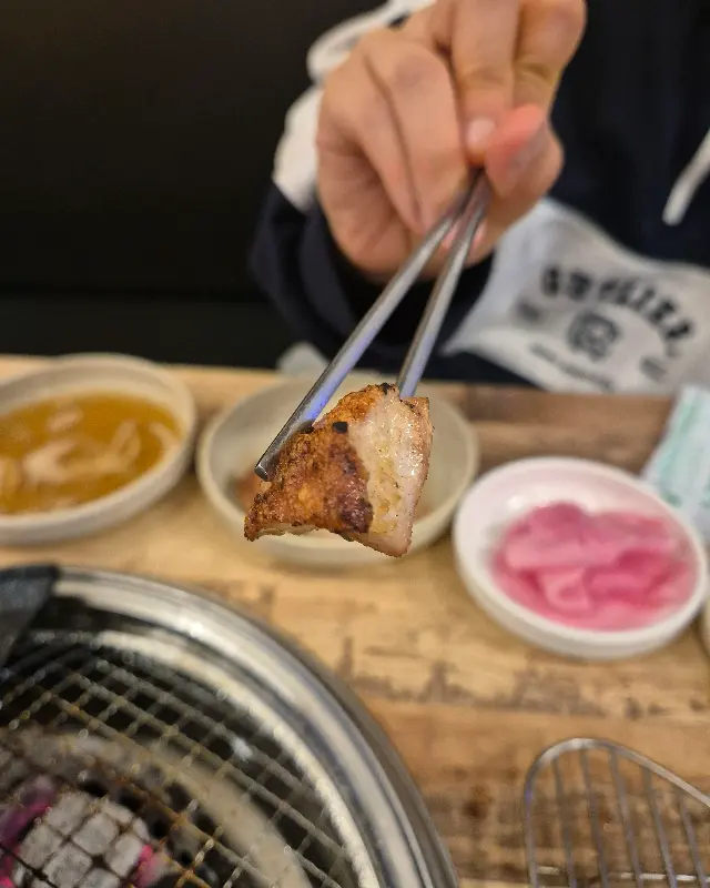 노릇하게 구워진 돼지갈비