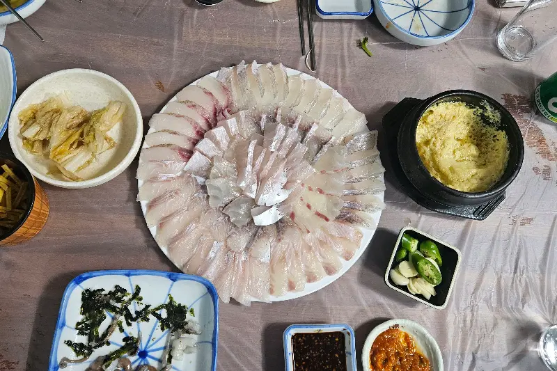 바다사랑횟집의 푸짐한 한 상 차림