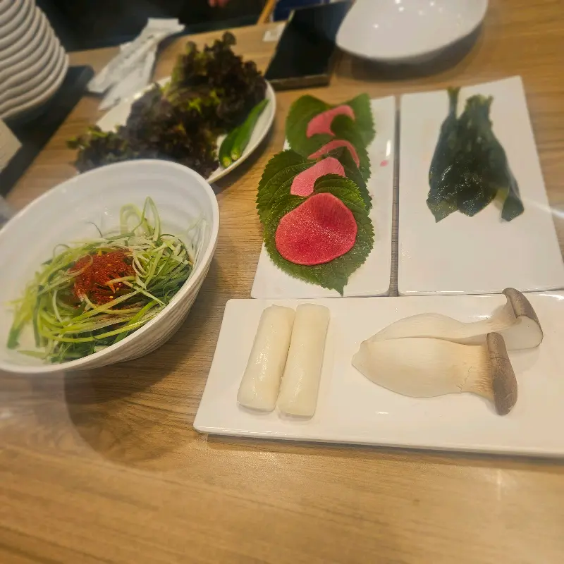 다채로운 쌈 채소와 곁들여 먹는 갈비