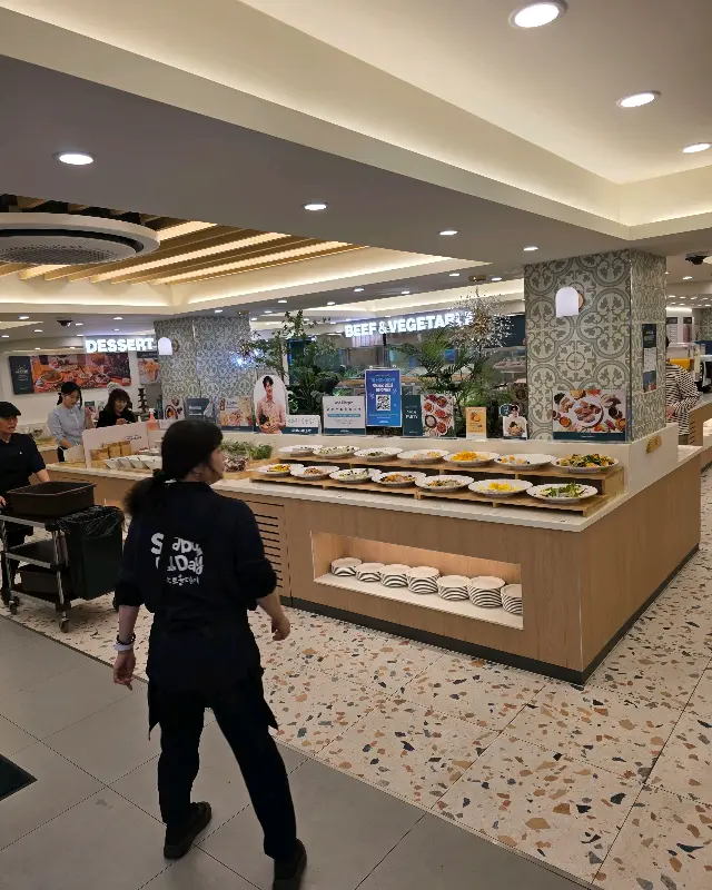 다양한 샐러드바 메뉴가 준비된 모습