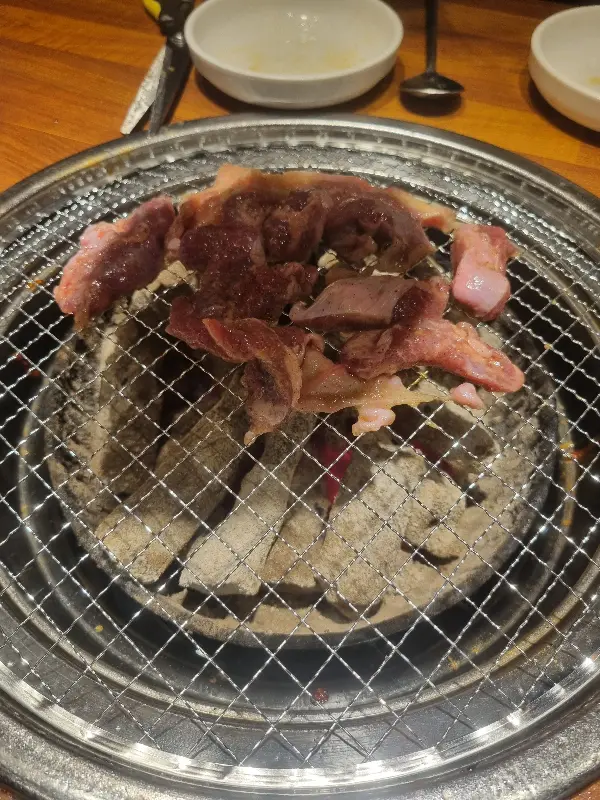 숯불 위에서 익어가는 갈매기살