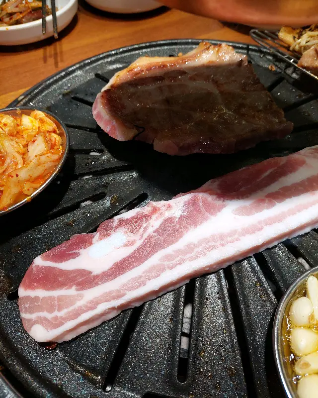 불판 위 삼겹살과 목살