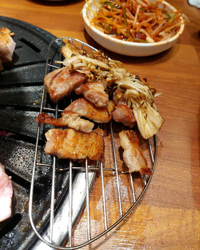 노릇하게 구워진 삼겹살과 버섯