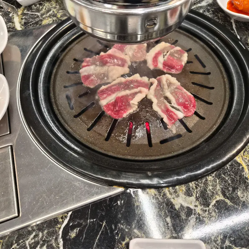 불판 위에서 맛있게 구워지는 소고기