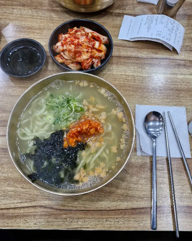 비주얼부터 침샘 자극하는 칼국수