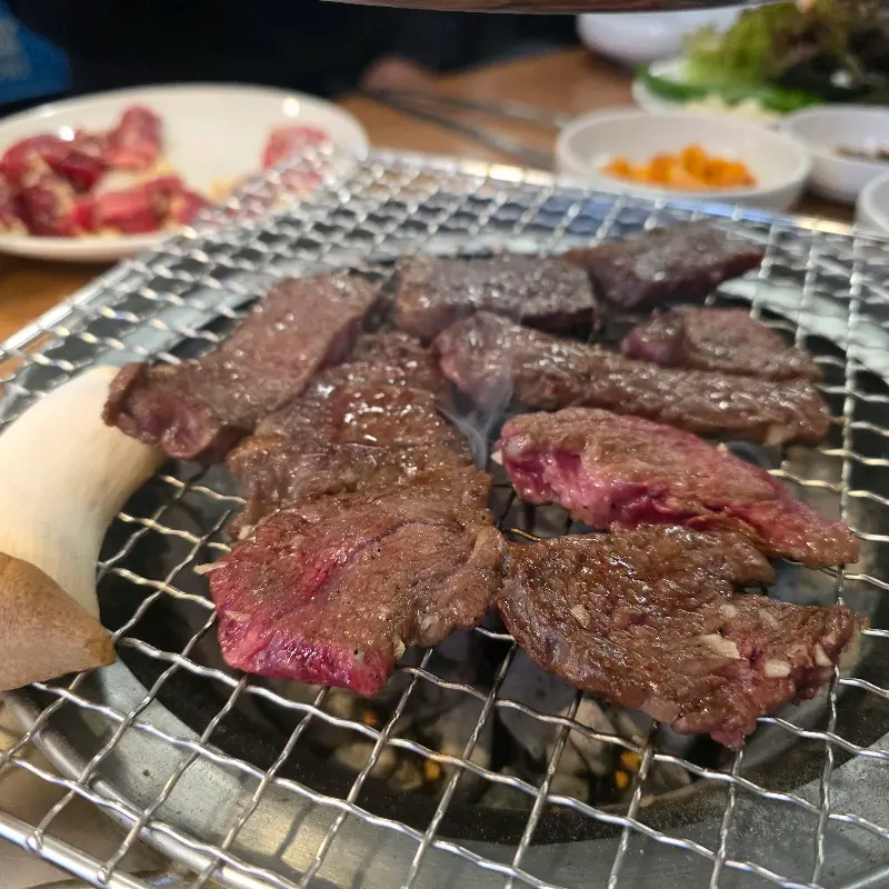 숯불 위에서 구워지는 마늘등심