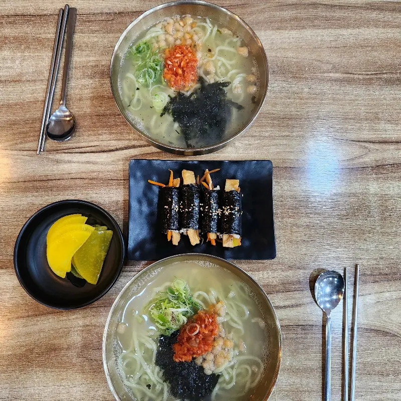 칼국수와 꼬마김밥의 환상적인 조합