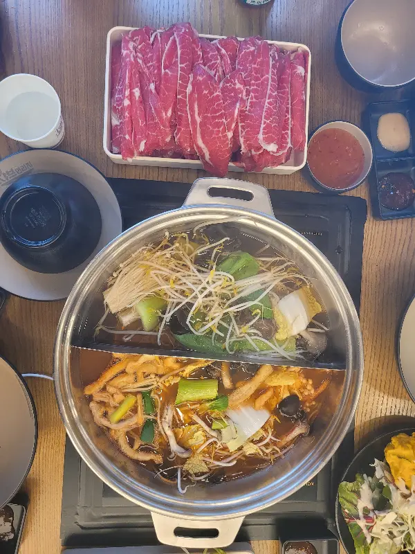 소고기 샤브샤브와 두 가지 육수가 담긴 냄비