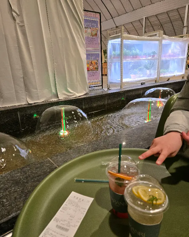 카페 내부 분수대