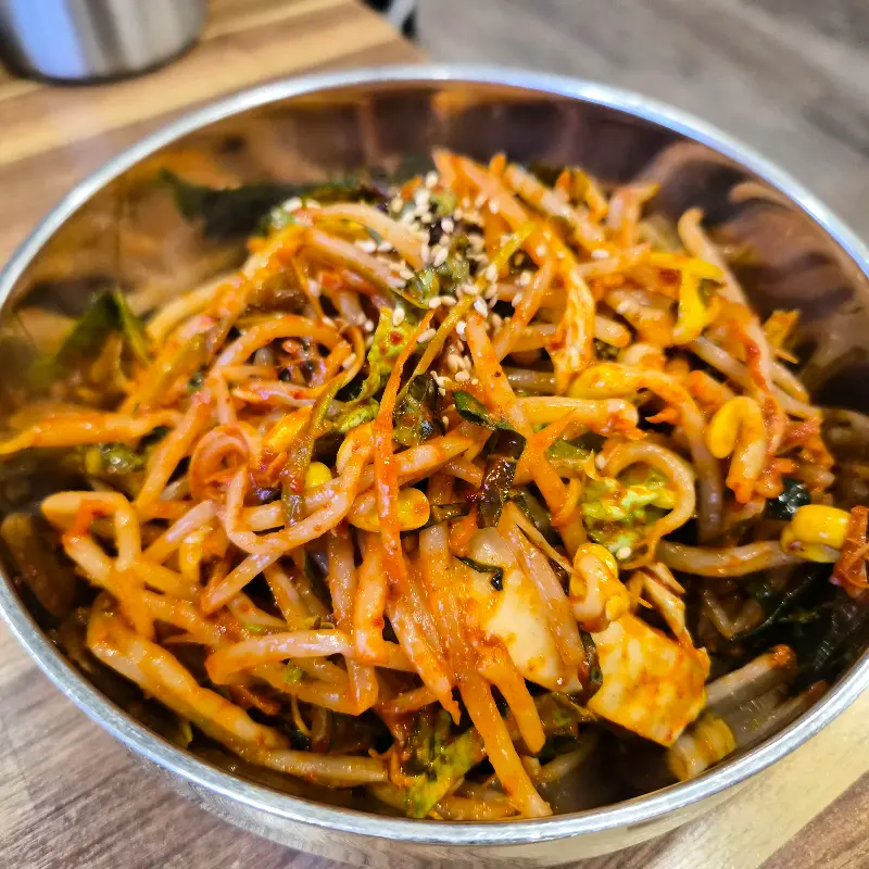 매콤하게 양념된 콩나물 무침의 클로즈업 샷