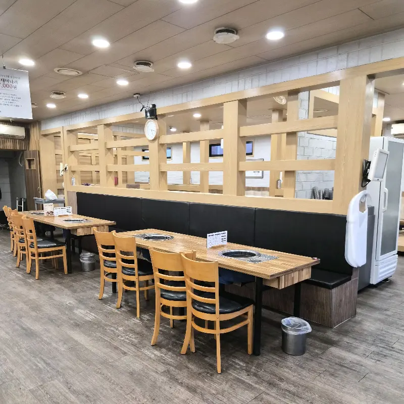 넓고 테이블이 많이 준비되어 있는 식당 내부