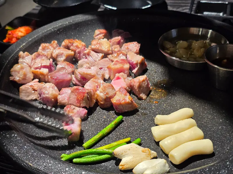 고기와 소스, 떡