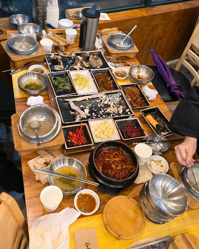 깔끔하게 비워진 테이블