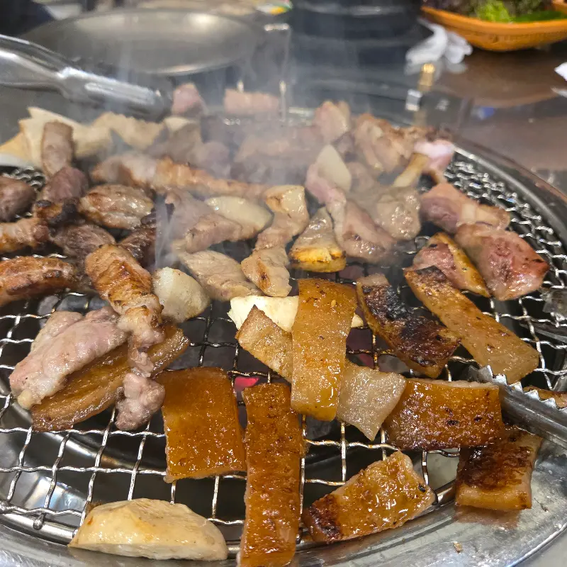 숯불 위에 구워지는 뒷고기